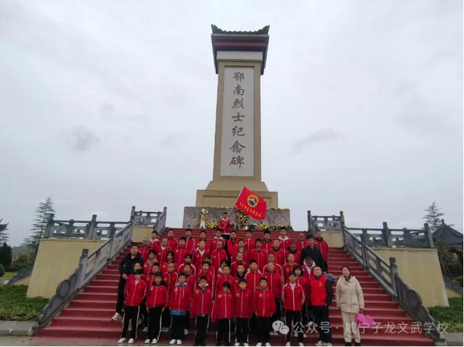 子龍師生冒雨緬懷英烈，傳承紅色基因，賡續紅色血脈