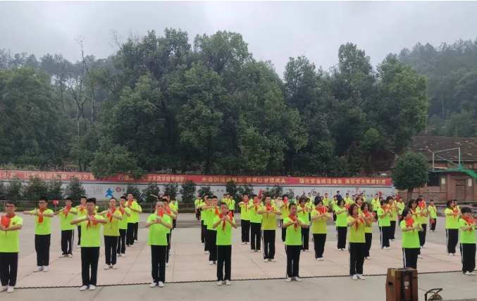 雙節(jié)同慶，情滿校園！子龍文武學(xué)校2025年國(guó)慶·中秋活動(dòng)溫情啟幕